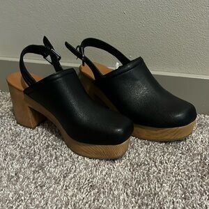 Universal Thread Watson Platform Clogs - Never Worn!